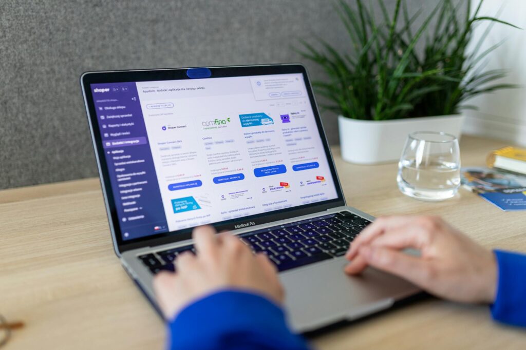 who owns Shopify - Who Owns Shopify? The Complete Story Behind the E-
