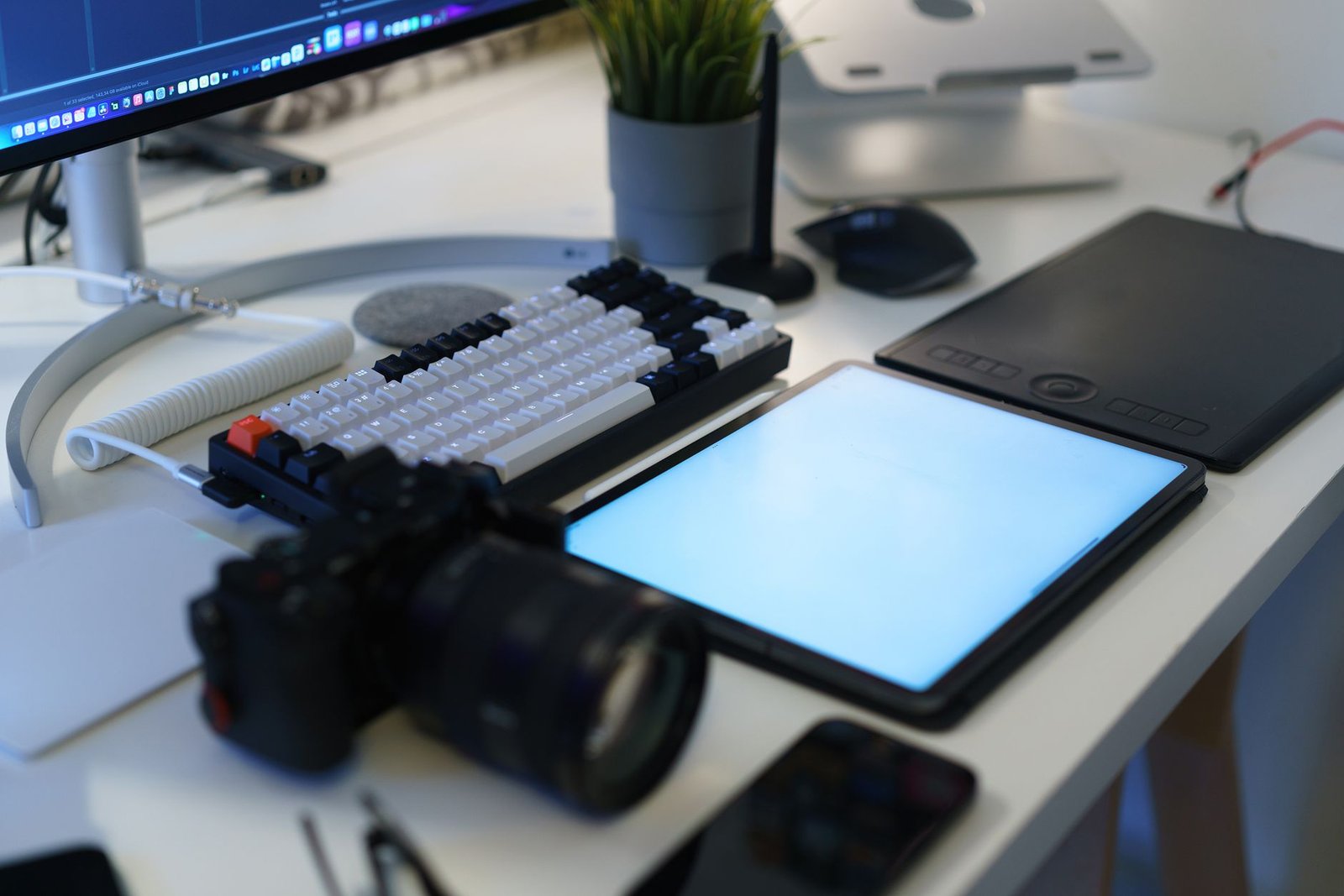 freelance business workspace for an online business model guide